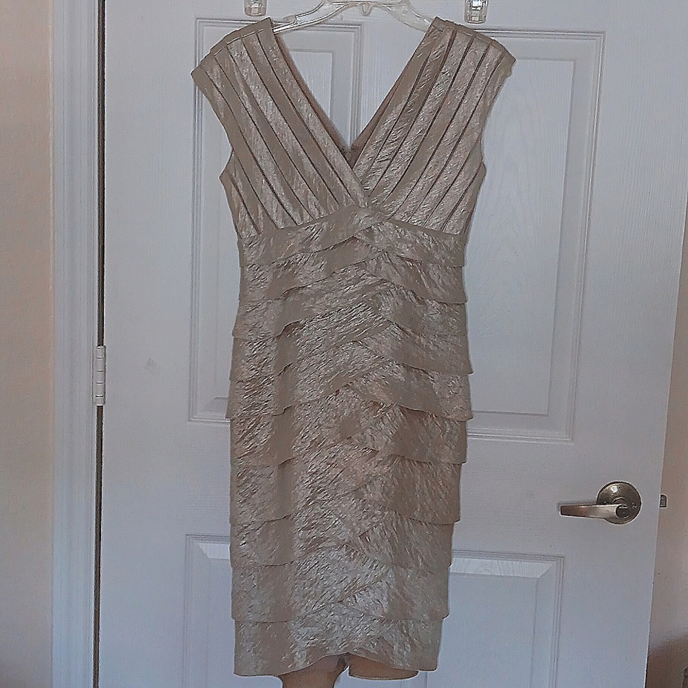 EUC. Size4 Adrianna Papell Cream and Gold Tiered Cocktail Dress